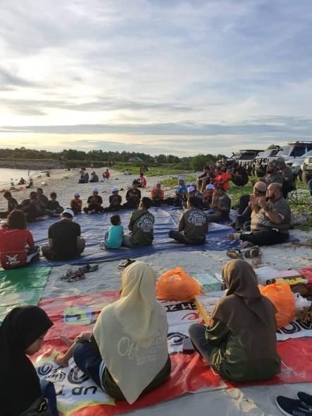 Riadah bersama masyarakat di pantai Pulau Indah