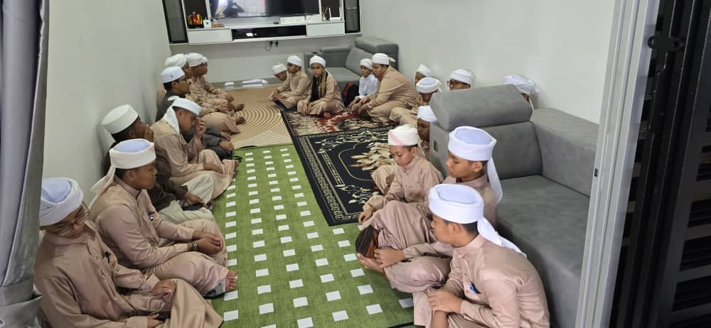 Pelajar dalam sesi pembelajaran diniyah